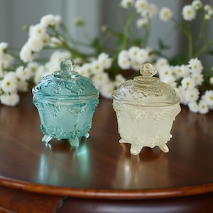 Vintage Jeannette glastäckt godisskål 3525; Aqua, vit godisskål