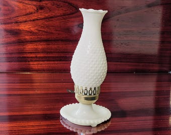 Lámpara de mesa estilo Cottage Core con diseño de vellón opalino vintage y detalles en relieve.