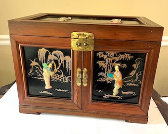 Chinesische Chinoiserie Schmuckschatulle: Jade, Holz & Lackschrank