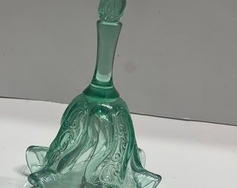 フェントン Sea Mist Green イリデセントホブネイル ハンドベル Fenton Glass Sea Mist Green Bell Paisley Swirl Ruffled Edge