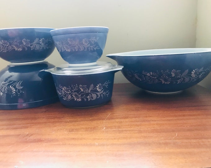 Pyrex Colonial Mist Mixing Bowls Set Including A Covered Casserole