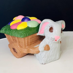 Ceramiczny Zając Wielkanocny Ciągnący Wózek Z Jajkami