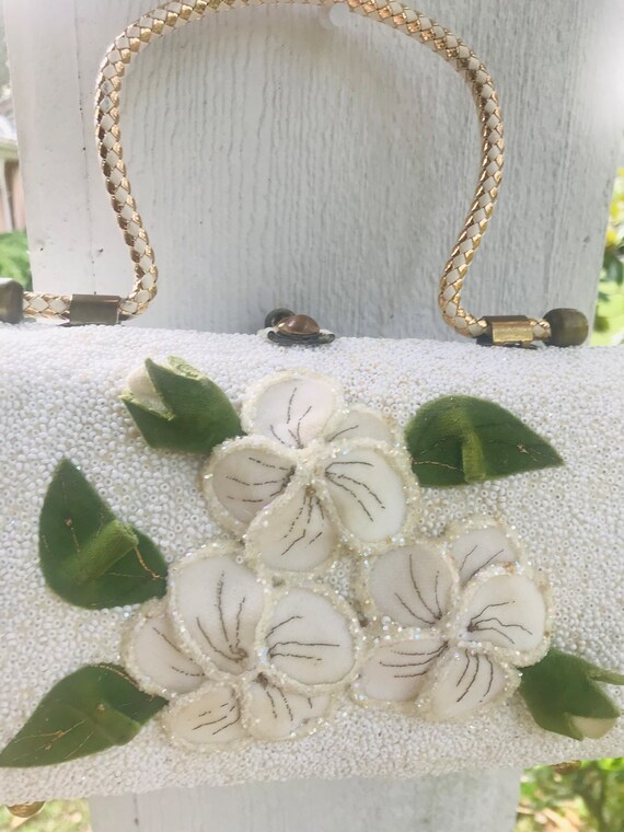 White Vintage Wicker Seeded Beads Flower Handbag/… - image 2