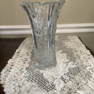 Lead Crystal Borgonovo Vase: Italian Ribbed Rose Design