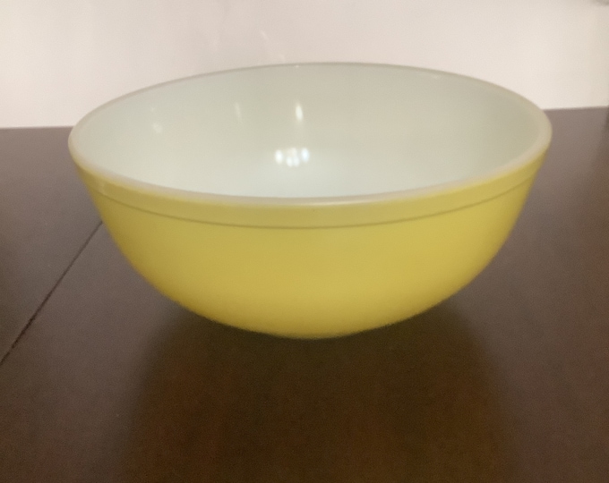 Vintage Pyrex Yellow  Round Mixing  Bowl 4 quarts