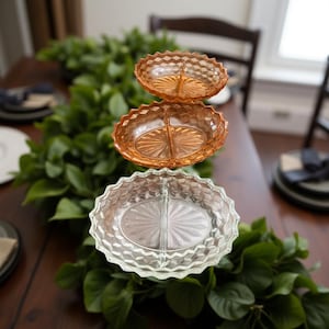 Plato para salsas de vidrio Indiana Glass: diseño geométrico cúbico, dos secciones