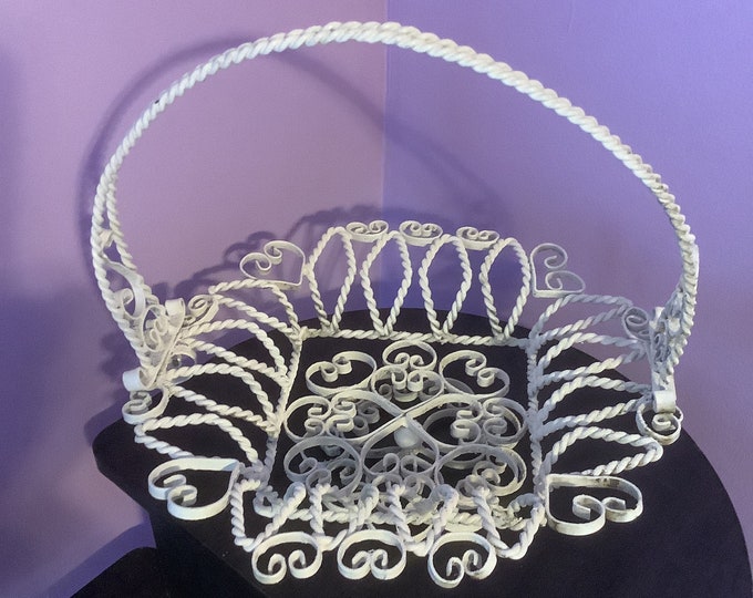 Wrought Iron Outdoor Twisted metal Filigree Centerpiece Fruit Basket