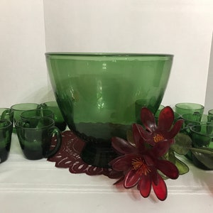 Vintage mundgeblasene Glas Bowle und Tassen / Feiertags-Punschheber / grüne Feiertags-Punschschüssel