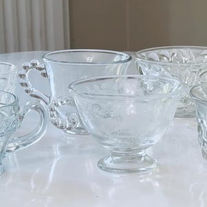 Assortimento di tazze da punch, Fostoria Willowmere, American Imperial Glass, Hazel Atlas 1305, Yorktown Federal Glass, Indiana Glass Star Band