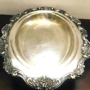 Srebrna owalna miska do serwowania z motywem zwojów i kwiatów