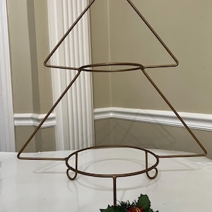 Stojak na talerze w kształcie choinki z metalu w stylu vintage: ekspozycja świątecznych obiadów i deserów