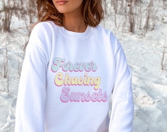 Forever Chasing Sunsets Sweatshirt, Strand shirt, Trendy Trui, Sunset Lover Gift, Esthetische kleding, Retro Preppy Trui, Oversized Shirt