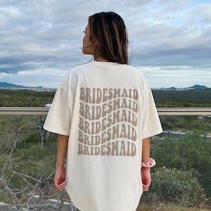 Retro bruidsmeisje shirt, bruids partij shirt, groovy vrijgezellen thema partij Tee, esthetische trendy woorden op de rug, neutrale bruiloft, Boho bruid afbeelding 1