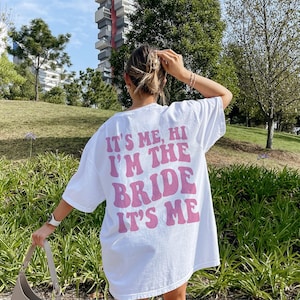 It's Me Hi, I'm The Bride, It's Me, Retro Bride Shirt, Trendy Aesthetic, Words on Back, Groovy Bachelorette Party Tee, Engagement Wedding