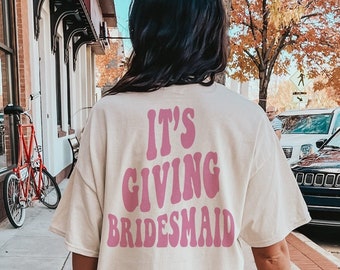 It's Giving Bridesmaid Shirt, Retro Custom Bride Tee, Groovy Bachelorette Party, Girls Group Vacation, Aesthetic Bridal Party, Words on Back