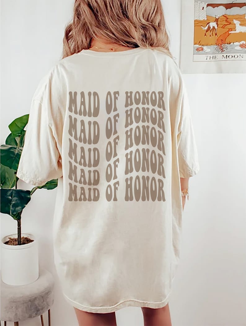 Retro bruidsmeisje shirt, bruids partij shirt, groovy vrijgezellen thema partij Tee, esthetische trendy woorden op de rug, neutrale bruiloft, Boho bruid afbeelding 2