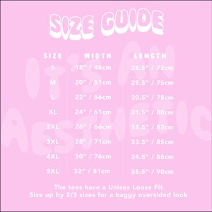 Pu&ograve; includere: Una tabella guida alle taglie rosa chiaro per abbigliamento con testo bianco. La tabella elenca le taglie dalla S alla 5XL con le relative misure di larghezza e lunghezza in pollici e centimetri. Include il testo: SIZE GUIDE, It's An Aesthetic, e The tees have a Unisex Loose Fit, Size up by 2/3 sizes for a baggy oversized look.