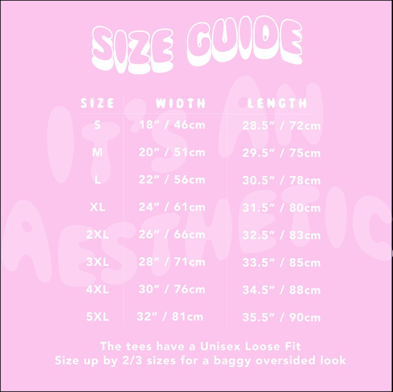 Pu&ograve; includere: Una tabella guida alle taglie rosa chiaro per abbigliamento con testo bianco. La tabella elenca le taglie dalla S alla 5XL con le relative misure di larghezza e lunghezza in pollici e centimetri. Include il testo: SIZE GUIDE, It's An Aesthetic, e The tees have a Unisex Loose Fit, Size up by 2/3 sizes for a baggy oversized look.