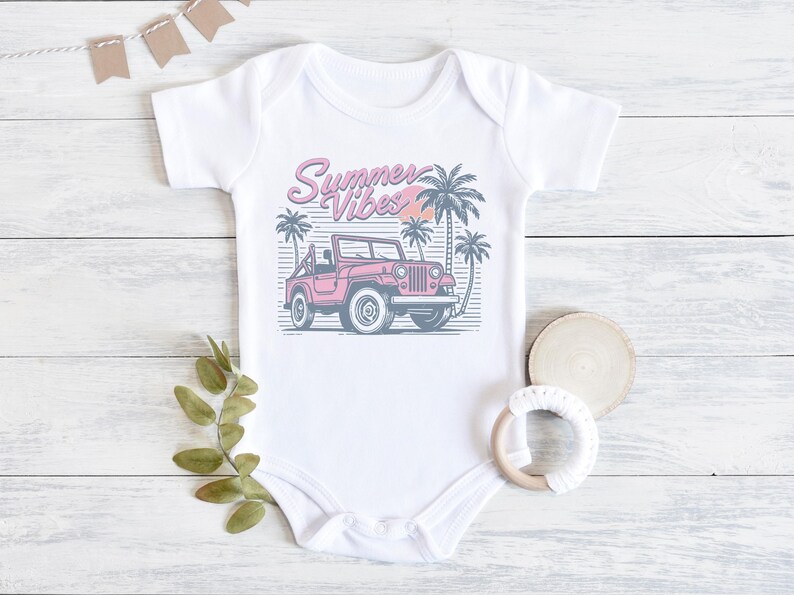 Puede incluir: Un body blanco para beb&eacute; con un jeep rosa y palmeras. El body tiene el texto "Summer Vibes" en rosa y azul.