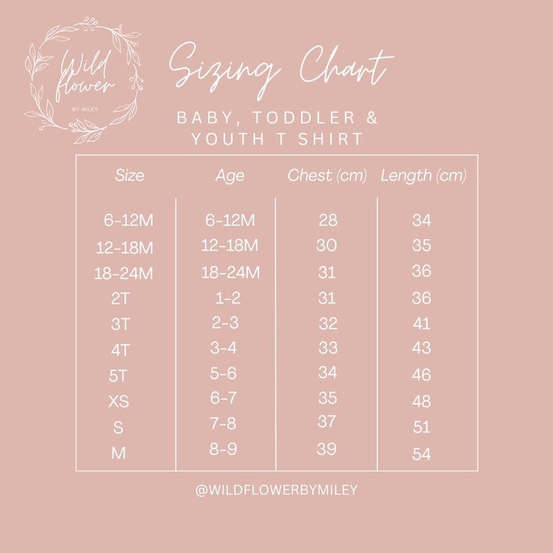 Puede incluir: Una tabla de tallas para camisetas de beb&eacute;, ni&ntilde;o peque&ntilde;o y joven. La tabla enumera las tallas desde los 6-12 meses hasta la talla M, con los rangos de edad correspondientes, las medidas de pecho en cent&iacute;metros y las medidas de longitud en cent&iacute;metros. La tabla est&aacute; sobre un fondo rosa claro con el texto "Wildflower by Miley" en la parte inferior.