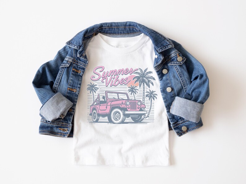 Puede incluir: Camiseta blanca con un gr&aacute;fico de un jeep rosa y palmeras. El texto "Summer Vibes" est&aacute; impreso en rosa en la camiseta.