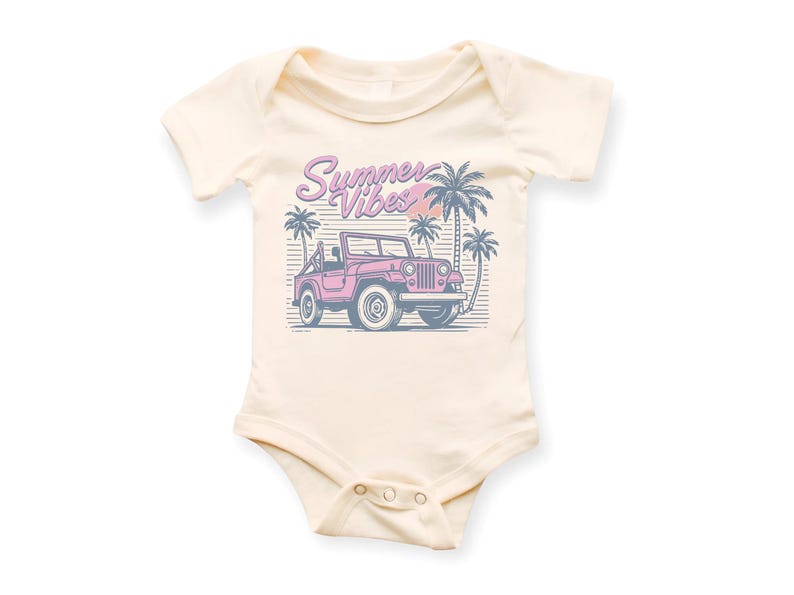 Puede incluir: Un body de beb&eacute; de color crema con un jeep rosa y palmeras. El texto "Summer Vibes" est&aacute; impreso en morado en el body.