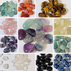 K&ouml;nnte beinhalten: Eine Sammlung polierter Edelsteine in verschiedenen Farben, darunter Gr&uuml;n, Orange, Braun, Rosa, Lila, Gelb und Blau. Die Steine sind glatt und abgerundet, ideal f&uuml;r die Schmuckherstellung oder zum Sammeln.