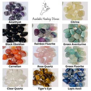 K&ouml;nnte beinhalten: Eine Auswahl an polierten Heilsteinen, darunter Amethyst, Citrin, schwarzer Obsidian, Regenbogen-Fluorit, gr&uuml;ner Aventurin, Karneol, Rosenquarz, gr&uuml;ner Fluorit, Bergkristall, Tigerauge und Lapislazuli. Der Text "Available Healing Stones" ist zu sehen.