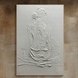Puede incluir: Una pintura blanca texturizada de la espalda de una mujer, con el pelo recogido en un mo&ntilde;o. La pintura es de estilo moderno y tiene una est&eacute;tica minimalista.