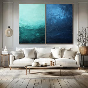 Puede incluir: Dos pinturas abstractas en un sal&oacute;n. La pintura de la izquierda es un degradado azul y turquesa, mientras que la pintura de la derecha es de un azul profundo. Ambas pinturas tienen un efecto texturizado, de pinceladas.