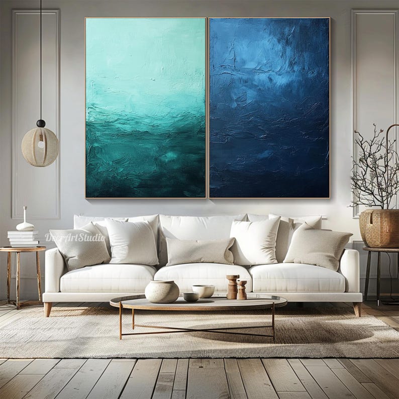 Puede incluir: Dos pinturas abstractas en un sal&oacute;n. La pintura de la izquierda es un degradado azul y turquesa, mientras que la pintura de la derecha es de un azul profundo. Ambas pinturas tienen un efecto texturizado, de pinceladas.