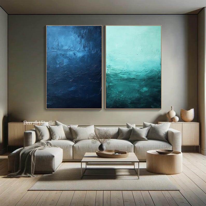 Puede incluir: Dos pinturas abstractas en un sal&oacute;n. La pintura de la izquierda es de un azul profundo con una superficie texturizada. La pintura de la derecha es de un azul turquesa con una superficie texturizada. Ambas pinturas est&aacute;n enmarcadas y colgadas en una pared.