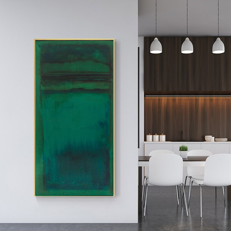 Puede incluir: Pintura abstracta con fondo verde y marco dorado. La pintura est&aacute; colgada en una pared blanca en una cocina moderna.