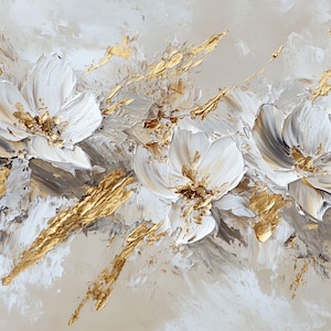 Op de afbeelding: Abstracte schilderij met witte bloemen met gouden accenten op een beige achtergrond.