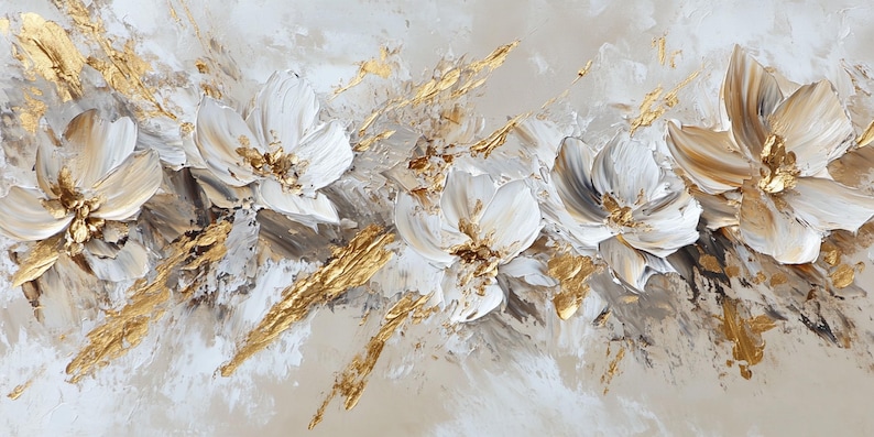 Op de afbeelding: Abstracte schilderij met witte bloemen met gouden accenten op een beige achtergrond.