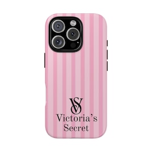 Może przedstawiać: Różowo-białe etui na telefon w paski z logo i tekstem Victoria's Secret. Etui ma błyszczące wykończenie i wycięcie na aparat.