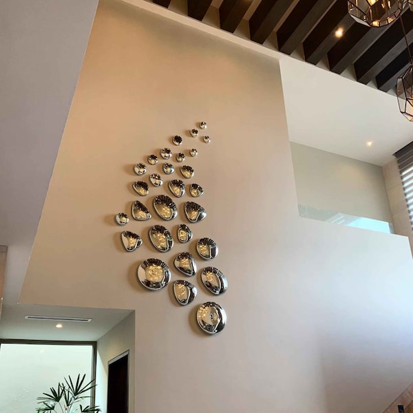 MAREY - Piedras colgantes espejadas plateadas / Arte de pared de vidrio reciclado soplado a mano de México. (8 cm - 35 cm de diámetro).