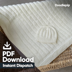 Könnte beinhalten: Weiße gestrickte Babydecke und passende Mütze. Die Decke und die Mütze haben ein strukturiertes Stichmuster. Das Bild enthält den Text "PDF Download Instant Dispatch".