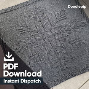 Puede incluir: Una manta de punto gris con un diseño de copo de nieve. La manta está hecha con un hilo texturizado y tiene un borde de flecos. El texto "PDF Download Instant Dispatch" está en la esquina inferior izquierda de la manta.