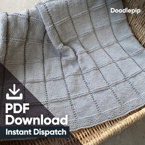 Puede incluir: Una manta de punto gris con un patrón cuadrado. La manta está doblada y colocada en una cesta de mimbre. El texto "PDF Download Instant Dispatch" está sobre un fondo negro en la esquina inferior izquierda de la imagen.