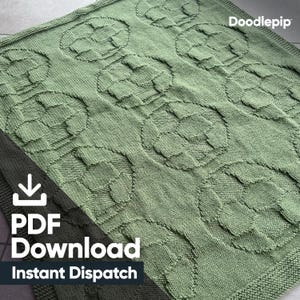 Könnte beinhalten: Eine gestrickte grüne Decke mit einem sich wiederholenden Muster aus erhabenen, geometrischen Formen. Die Decke hat ein strukturiertes Aussehen und einen sichtbaren Rand. Der Text "PDF Download Instant Dispatch" ist in der unteren linken Ecke sichtbar, und das Wort "Doodlepip" befindet sich in der oberen rechten Ecke.