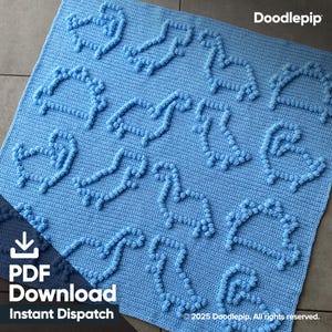 Pode incluir: Um cobertor de crochê azul claro com um padrão repetido de dinossauros. O cobertor tem uma superfície texturizada criada pelos pontos de crochê. A imagem também inclui o texto "PDF Download Instant Dispatch" e o logotipo Doodlepip.