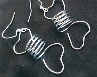 Gotiska örhängen med hjärtformade spiraler