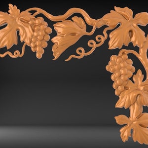 Pode incluir: Uma escultura de madeira de uma videira com folhas e uvas. A escultura tem a forma de um canto e &eacute; de cor castanho claro.