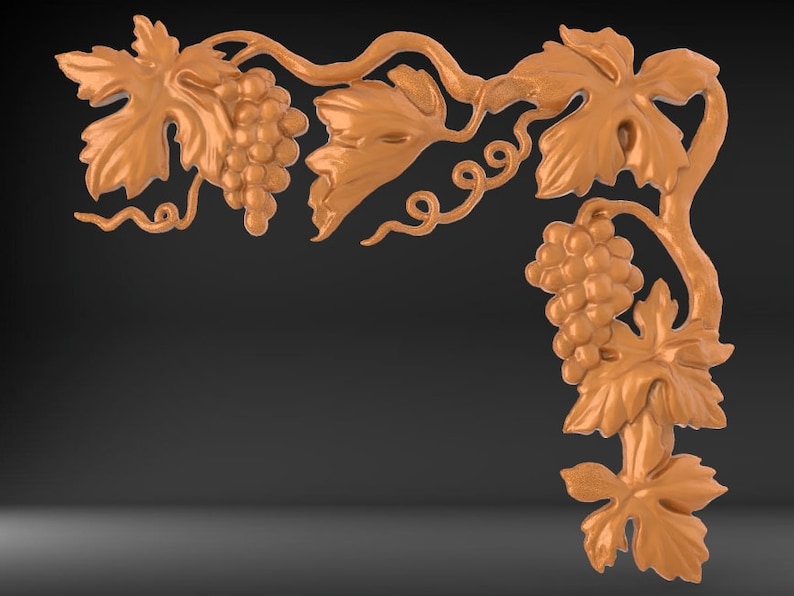 Pode incluir: Uma escultura de madeira de uma videira com folhas e uvas. A escultura tem a forma de um canto e &eacute; de cor castanho claro.