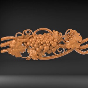 Pode incluir: Uma escultura detalhada de uma videira com folhas e uvas. A escultura &eacute; feita de madeira e &eacute; pintada em uma cor marrom quente.