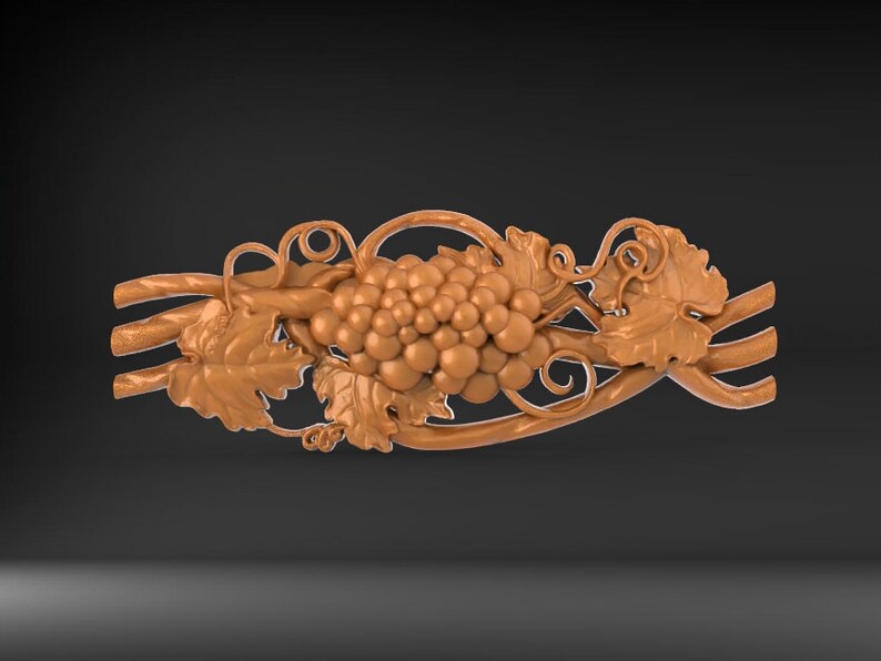 Pode incluir: Uma escultura detalhada de uma videira com folhas e uvas. A escultura &eacute; feita de madeira e &eacute; pintada em uma cor marrom quente.