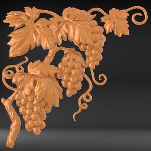 Pode incluir: Uma videira decorativa impressa em 3D, de cor dourada, com folhas e uvas. A videira &eacute; encurvada e tem um design detalhado.