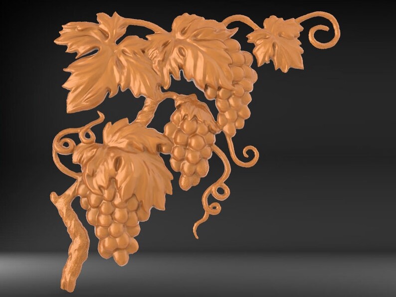 Pode incluir: Uma videira decorativa impressa em 3D, de cor dourada, com folhas e uvas. A videira &eacute; encurvada e tem um design detalhado.