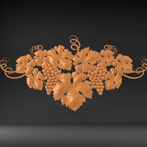 Pode incluir: Um design decorativo de videira de cor dourada com folhas e uvas. O design &eacute; intrincado e detalhado, com um efeito tridimensional.
